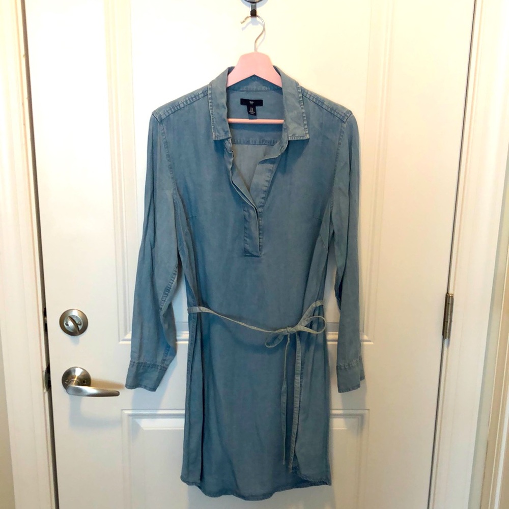 Chambray light weight denim GAP dress 💙